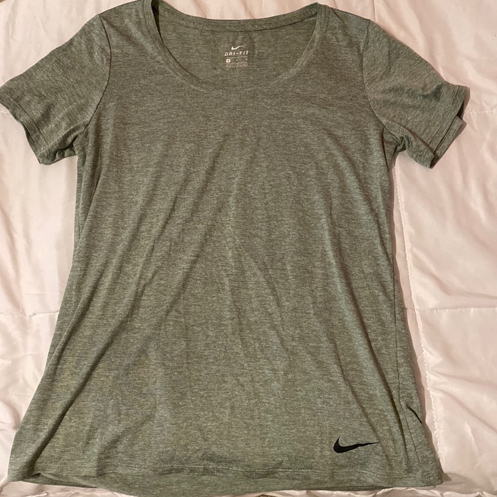 Nike dri-fit round neck size M